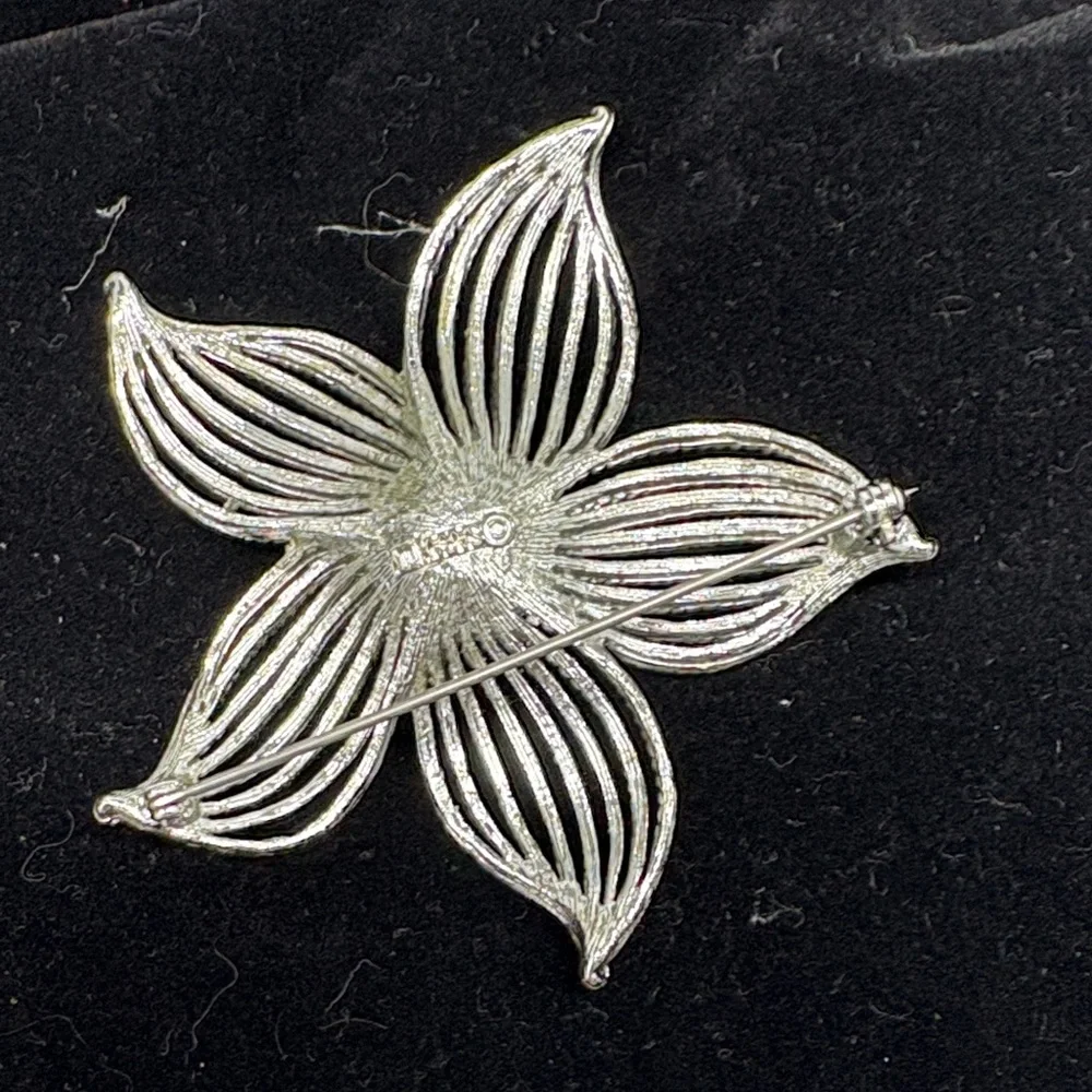 Sarah Cov Elegant Silver Flower Brooch - Picture 2 of 4